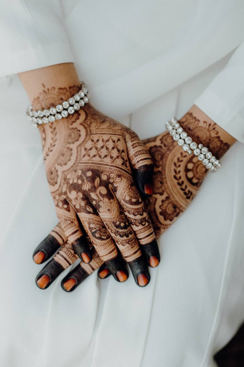 HENNABYAINI offers Bridal henna designs featuring intricate patterns and delicate motifs, symbolizing love, beauty, and the start of a new chapter in life.